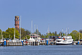 Hafen und alter Leuchtturm in Travemünde, Hansestadt Lübeck, Ostseeküste, Schleswig-Holstein, Norddeutschland, Deutschland, Nordeuropa, Europa