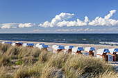 Strandkörbe am Strand im Ostseebad Baabe, Mönchgut, Insel Rügen, Ostseeküste, Vorpommern, Mecklenburg-Vorpommern, Norddeutschland, Deutschland, Europa