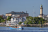 Blick von Mole auf Ostseebad Warnemünde mit Leuchtturm, Hansestadt Rostock, Ostseeküste, Mecklenburg, Mecklenburg-Vorpommern, Norddeutschland, Deutschland, Europa