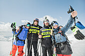 Zwei junge Skifahrerin machen ein Selfie mit der Skipolizei/ Gudauri, Mzcheta-Mtianeti, Georgien