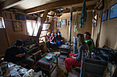 Junge Skifahrer sitzen in einer kleinen Hütte in den Bergen/ Gudauri, Mzcheta-Mtianeti, Georgien