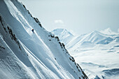 Junger Skifahrer fährt abseits der Pisten durch den Tiefschnee, Gudauri, Mzcheta-Mtianeti, Georgien
