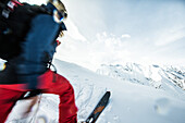 Junge Skifahrerin steigt auf den Gipfel eines Berges, Gudauri, Mzcheta-Mtianeti, Georgien