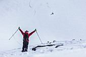 Junger Skifahrer jubelt zu seinem fahrenden Freund, Gudauri, Mzcheta-Mtianeti, Georgien