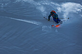 Junger Skifahrer fährt abseits der Pisten, Gudauri, Mzcheta-Mtianeti, Georgien