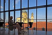 Blick vom Saal des Literaturhaus München auf die Theatinerkirche, München, Bayern, Deutschland