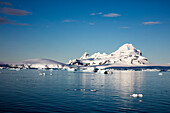 Eisschollen, Eisberge und schneebedeckte Berge, Gerlache Strait, Grahamland, Antarktische Halbinsel, Antarktis