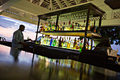 Barkeeper in der Cedar Bar vom Half Moon Resort in der Abenddämmerung, Rose Hall, nahe Montego Bay, Saint James, Jamaika