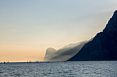 Fernblick, Segeln auf dem Gardasee, Segelboote, Lichtstimmung, Lago di Garda, Schräglicht, Niemand, Region Venetien, Italien
