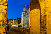 Castello Scaligero, Scaligerburg, Stadttor zur Altstadt, Abendlicht, Gemäuer, Sirmione, Provinz Brescia, Lombardei, Italien