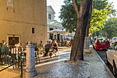 Tische vor Restaurant, Sommerabend, Besucher, essen draußen, Baum, Gehsteig, Lissabon, Portugal