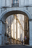 Arco Grande de Cima, Bogen Richtung Kloster Sao Vicente de Fora, Schräglicht, Lichtstimmung, eine Person, Architektur, Lissabon, Portugal