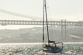 Ponte 25 de Abril, Segelboot, Jacht, Hängebrücke, Jacht, Tejo Fluss, Brücke des 25 April Brücke, Lissabon, Portugal