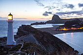 Leuchtturm von Castlepoint, Signallicht, Blick zum Castle Rock und Lagune, Nacht, Leuchtfeuer, Castlepoint, blaue Stunde, Nachtstimmung, Nordinsel, Neuseeland
