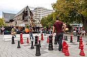 Riesenschachspiel mit Spielern vor der erdbebenbeschädigten Christchurch Cathedral, zerstört, Cathedral Square, Christchurch, Südinsel, Neuseeland