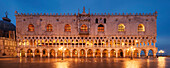 Panorama mit Blick über den Markusplatz mit Laternen zur beleuchteten Fassade des Dogenpalast im Blau der Nacht, Piazzetta, San Marco, Venedig, Venezien, Italien