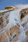 Sinterterrassen von Mammoth Hot Springs , Yellowstone National Park , Wyoming , U.S.A. , Amerika