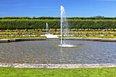 Gartenanlage mit Springbrunnen am Schloss Augustusburg in Brühl, Mittelrheintal, Nordrhein-Westfalen, Deutschland, Europa