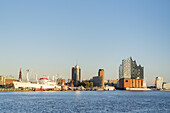 Die Elbphilharmonie neben Hanseatic Trade Center an der Elbe, HafenCity, Freie Hansestadt Hamburg, Norddeutschland, Deutschland, Europa