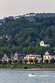 Blick über den Rhein auf Königswinter mit dem Petersberg, Mittelrheintal, Nordrhein-Westfalen, Deutschland, Europa