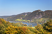 Heinrichsblick über den Rhein auf das Siebengebirge mit Petersberg und Schloss Drachenburg auf dem Drachenfels, Rolandswerth, Remagen, Mittelrheintal, Nordrhein-Westfalen, Deutschland, Europa