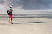 Wharariki Strand, Selfie mit Schatten, Fotografien vom eigene Schatten am Strand, zwei Menschen, Wanderer, Paar, Urlauber, Markelose Sandstrand, Landschaft, Natur, Meer, Wasser, Westküste, Südinsel, Neuseeland