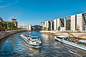 Ausflugsboote auf der Spree, Reichstag, Regierungsviertel, Mitte, Berlin, Deutschland