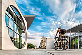 Radfahrer auf Promenade im Regierungsviertel, Marie-Elisabeth-Lüders-Haus, Paul-Löbe-Haus und Reichstag, Regierungsviertel, Mitte, Berlin, Deutschland
