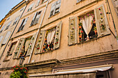 Stadt des Parfums, Wohnhaus mit Blumen am Fenster, Grasse, Sommer, Provence-Alpes-Côte d'Azur, Frankreich