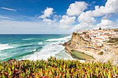 Draufsicht auf das gehockte Dorf Azenhas do Mar, umgeben vom Atlantischen Ozean und der grünen Vegetation, Sintra, Portugal, Europa