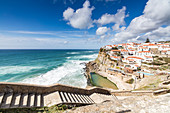 Draufsicht auf das gehockte Dorf Azenhas do Mar, umgeben von den abgestürzten Wellen des Atlantischen Ozeans, Sintra, Portugal, Europa