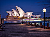 Ein Boot geht durch die Sydney Opera House, UNESCO Weltkulturerbe, während der blauen Stunde, Sydney, New South Wales, Australien, Pazifik