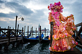 Kostüm und Maske während des Karnevals von Venedig, Venedig, UNESCO Weltkulturerbe, Venetien, Italien, Europa