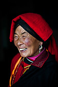 Eine chinesische Ngawa-Frau, die traditionell helles Kleid in Songpa, Sichuan, China, Asien trägt