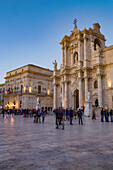 Menschen genießen Passeggiata auf der Piazza Duomo auf der kleinen Insel Ortygia, UNESCO Weltkulturerbe, Syrakus, Sizilien, Italien, Europa