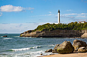 Felsen am Sandstrand und der Leuchtturm in Biarritz, Pyrenees Atlantiques, Aquitaine, Frankreich, Europa