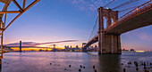Brooklyn-Brücke und Manhattan-Brücke über, über East River, New York, Vereinigte Staaten von Amerika, Nordamerika