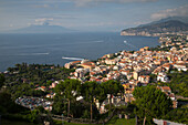 Blick auf Vesuvio und Terrheinisches Meer von oben Sorrento, Costiera Amalfitana (Amalfiküste), UNESCO Weltkulturerbe, Kampanien, Italien, Europa
