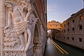 Dogenpalast, Seufzerbrücke und Gondel, Piazza San Marco, Venedig, UNESCO-Weltkulturerbe, Venetien, Italien, Europa
