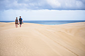 Zwei Touristen bei Te Paki Sanddünen auf 90 Mile Beach, Northland, Neuseeland, Pazifik