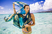 Frau steht im Wasser, Le Taha'a Resort, Tahiti, Französisch-Polynesien, Südpazifik, Pazifik