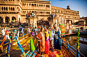 Reisende, die am Blumen-Holi-Festival teilnehmen, Vrindavan, Uttar Pradesh, Indien, Asien