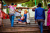 Frau trug in einem hängenden Stuhl zum Tempel, Holi Festival, Vrindavan, Uttar Pradesh, Indien, Asien