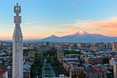 Mount Ararat und Yerevan von Cascade bei Sonnenaufgang, Eriwan, Armenien, Zentralasien, Asien angesehen