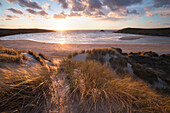 Ribbed Sand und Sanddünen bei Sonnenuntergang, Crantock Beach, Crantock, in der Nähe von Newquay, Cornwall, England, Großbritannien, Europa