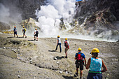 Touristen erkunden White Island Volcano, ein aktiver Vulkan in der Bucht von Plenty, Nordinsel, Neuseeland, Pazifik
