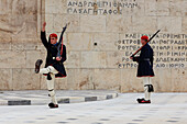 Evzone Soldaten, Wechseln der Wache, Grabmal des Unbekannten Soldaten, Parlamentsgebäude, Syntagma-Platz, Athen, Griechenland, Europa