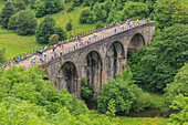 Monsal Trail, überfüllt mit Radfahrern, ehemalige Bahnlinie Viadukt über Monsal Dale bei Monsal Head, Peak District, Derbyshire, England, Großbritannien, Europa