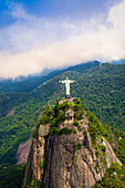 Blick auf die Christusstatue (Cristo Redactor) auf Corcovado mit Tijuca Nationalpark hinter, Rio de Janeiro, Brasilien, Südamerika