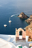 Draufsicht auf die blaue Ägäis vom typischen Dorf Oia, Santorini, Kykladen, griechische Inseln, Griechenland, Europa